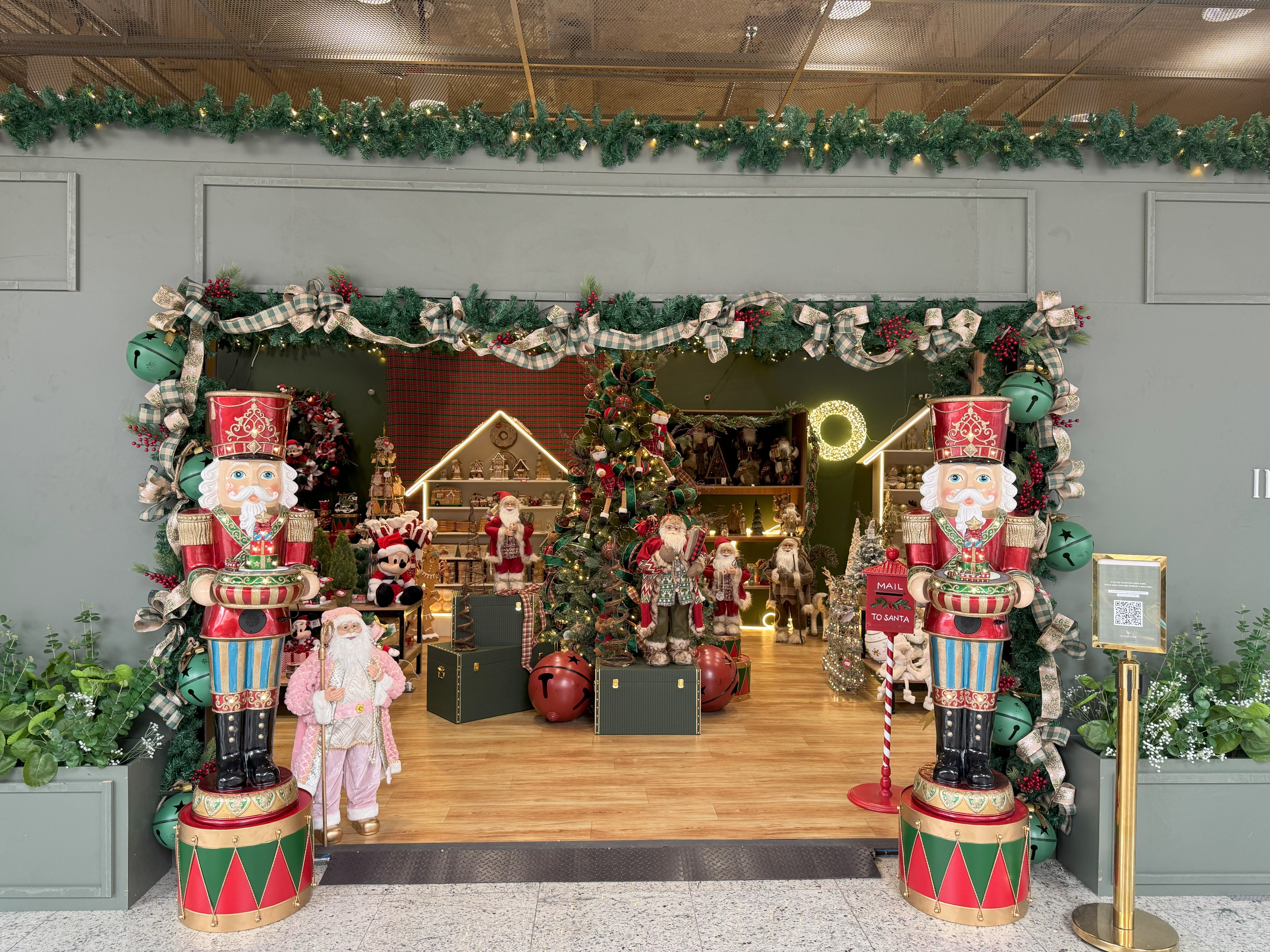 BH Airport inaugurates Christmas Village with options for buying and renting decorations.