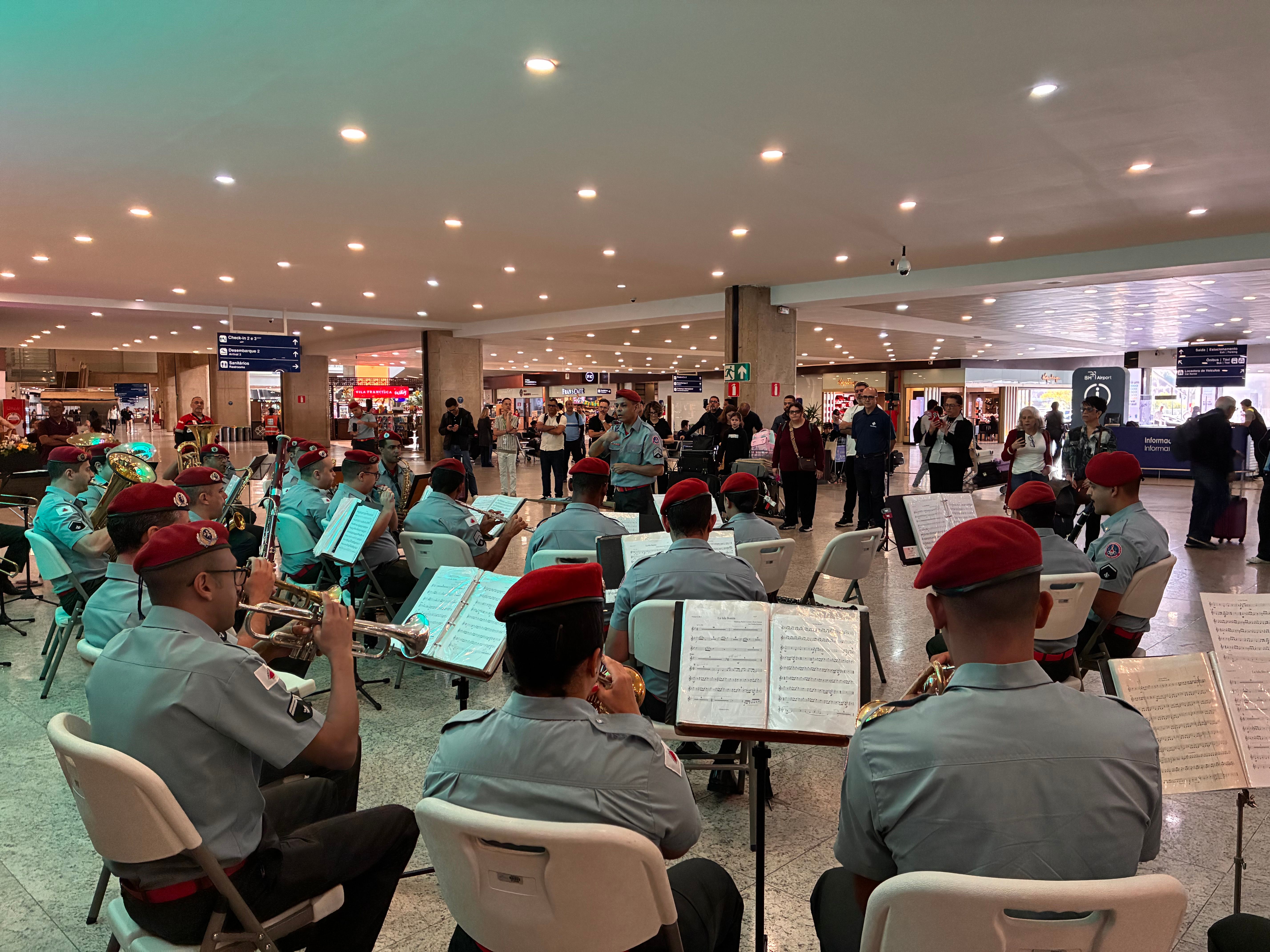 Imagem para link de Banda Sinfônica dos Bombeiros leva cultura e prevenção ao BH Airport