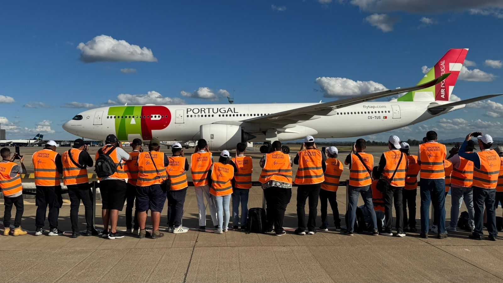 Imagem para link de Spotter Day captures the daily routine at BH Airport through the lenses of aviation enthusiasts.